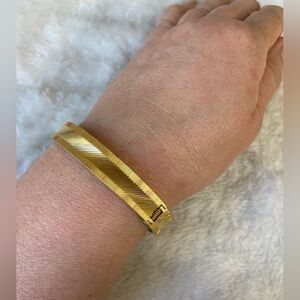 W GERMANY Textured Goldtone Hinged Vintage Bangle Bracelet‎ w/ Safety Chain